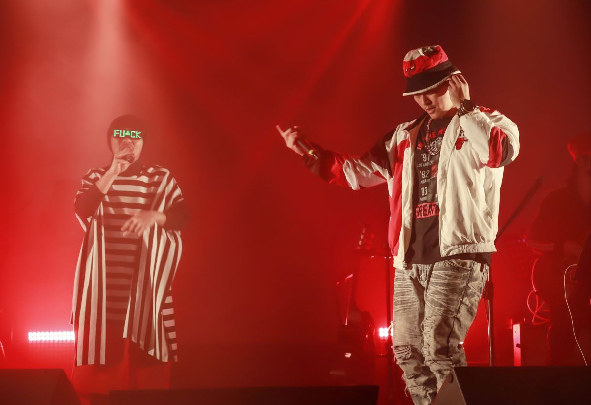 ▲黃明志（左）在台北舉辦「禁歌精取之夜」，邀來嘻哈界前輩大支擔任嘉賓。（圖／亞洲通文創提供）