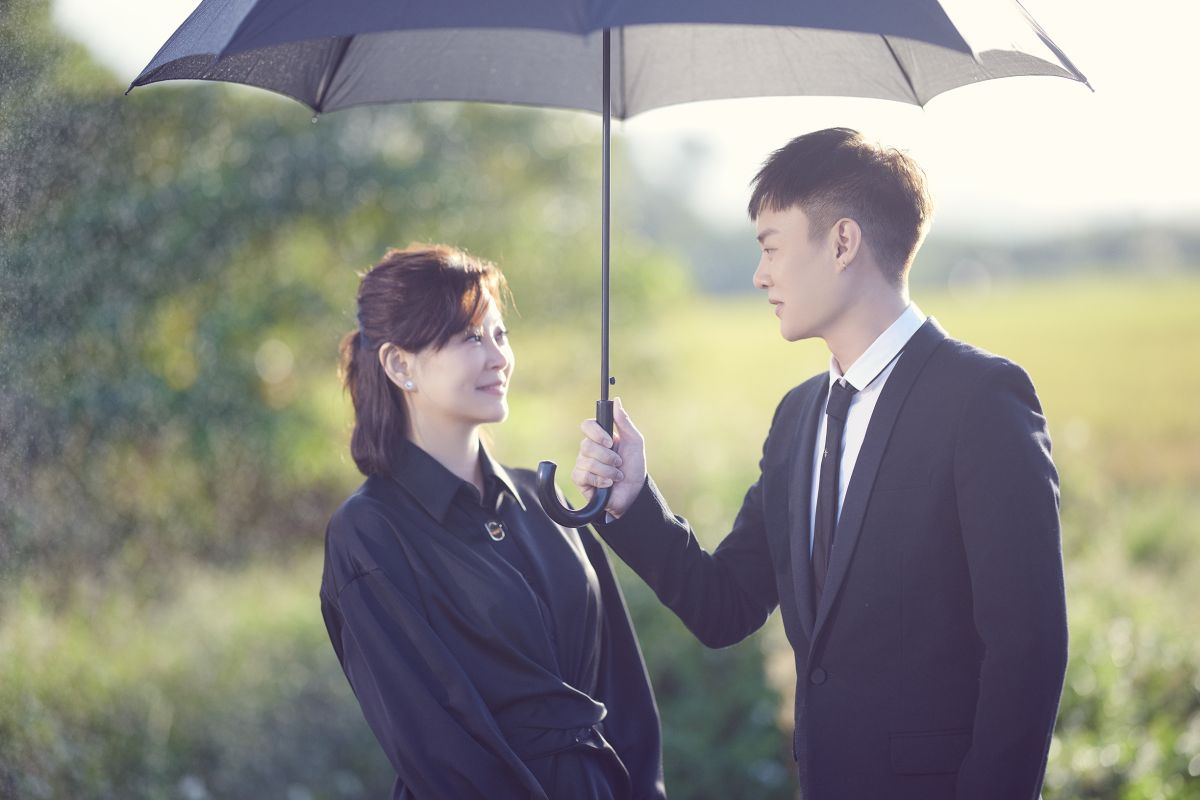▲許富凱（右）、方馨合體拍攝歌曲《雨傘情》MV。（圖／凱聲影藝提供）