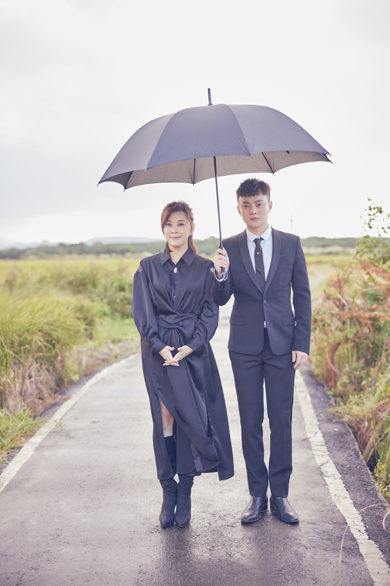 ▲許富凱、方馨合體拍攝歌曲《雨傘情》MV。(圖/凱聲影藝提供)