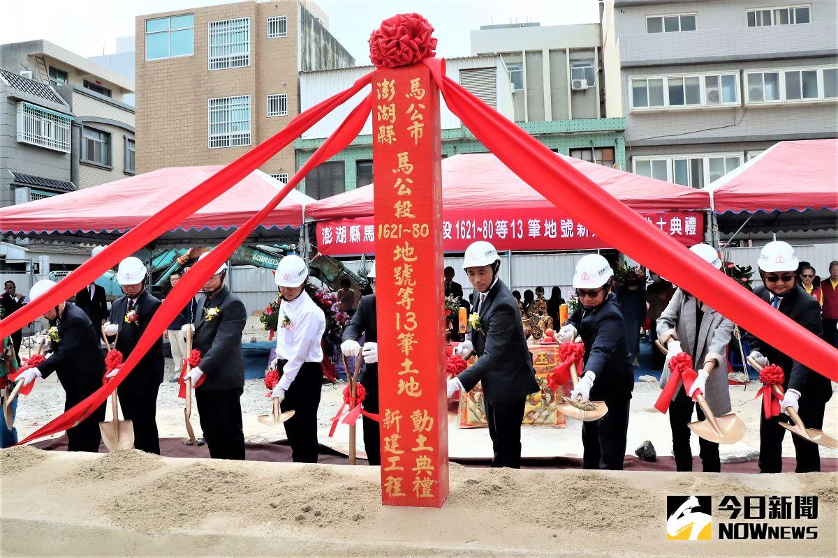 ▲澎湖第一件都更案-中興戲院都市更新案辦理動土典禮，現場特別邀請內政部營建署長吳欣修、縣府參議洪棟霖、建商代表等人到場執鏟。（圖／記者張塵攝，2020.11.23）