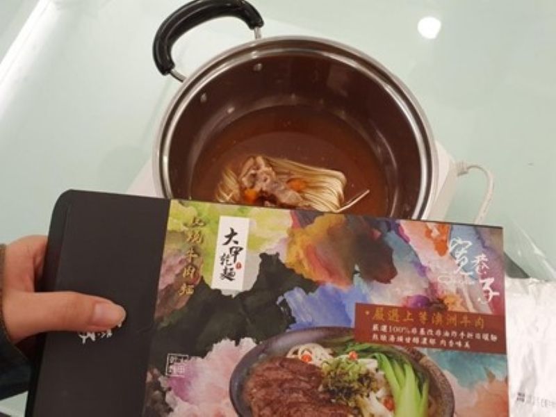 ▲網友將麵條跟配料包直接下水煮,殊不知麵條應該先以熱水煮熟,結果味道全變了。(圖/翻攝自PTT)