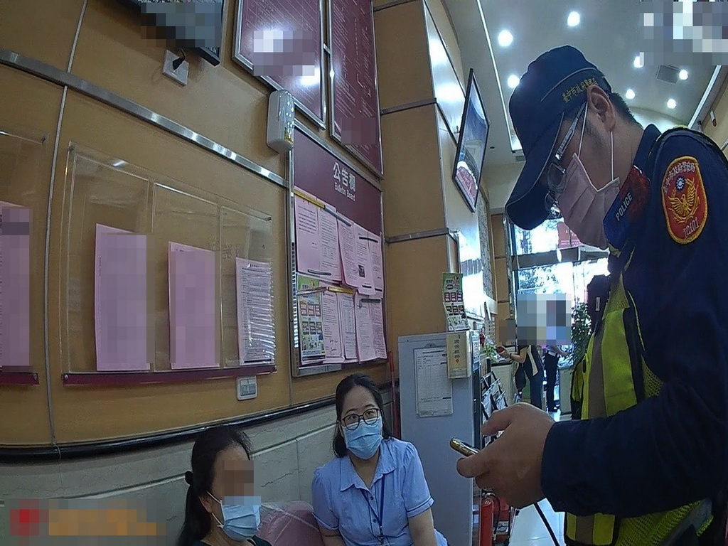 ▲太平警分局太平派出所警員，接獲轄區某銀行分行報案，稱「有女子疑似遭到詐騙，請求警方協助。」(圖／警方提供2020.11.23)