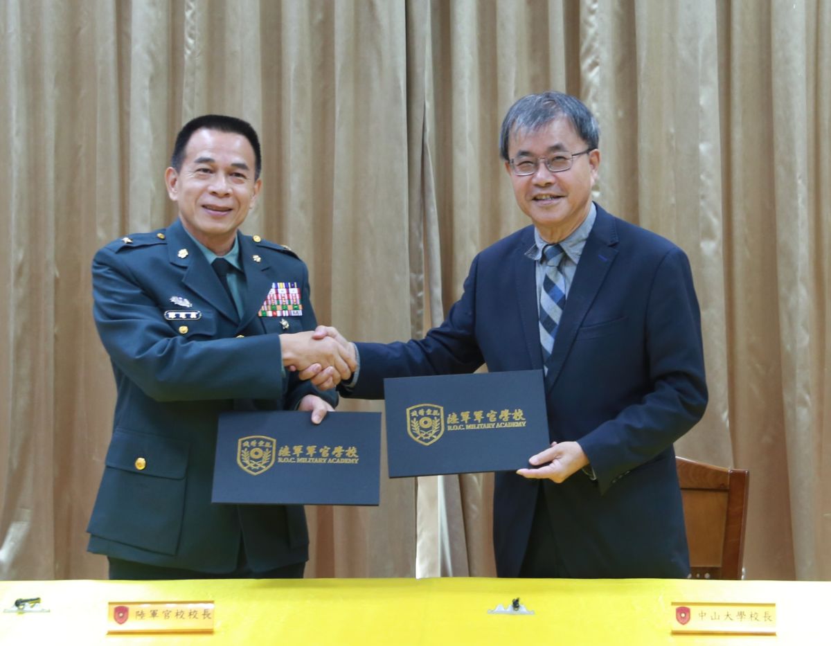 ▲中山大學與陸軍官校簽署策略聯盟，由中山大學校長鄭英耀(右)與陸軍官校校長陳建義(左)代表簽署協議書。(圖／中山大學提供)