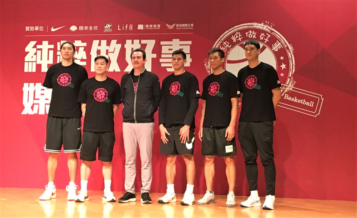 ▲由籃球博士鄭志龍(左三)與籃壇黃金世代球員曾文鼎(左起)、陳世念、楊敬敏、林志傑、田壘共同創立的「純粹做好事」今天第一階段最後一站在龍門國中舉行媒體分享會，並宣布即將展開第二階段計畫。。（圖／鍾東穎攝 ,2020.11.23）
