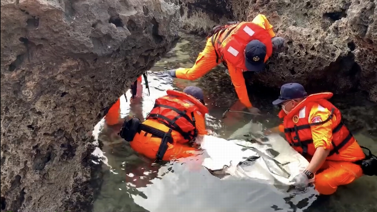 ▲23日上午9時43分接獲民眾報案，於小琉球舊厚石沙灘岸際礁岩發現乙隻海龜受困礁岩，經海巡人員到場初步檢視海龜生命跡象穩定且活動狀況良好，以海龜救援布協助脫困。（圖／記者黃正忠翻攝,2020.11,23）