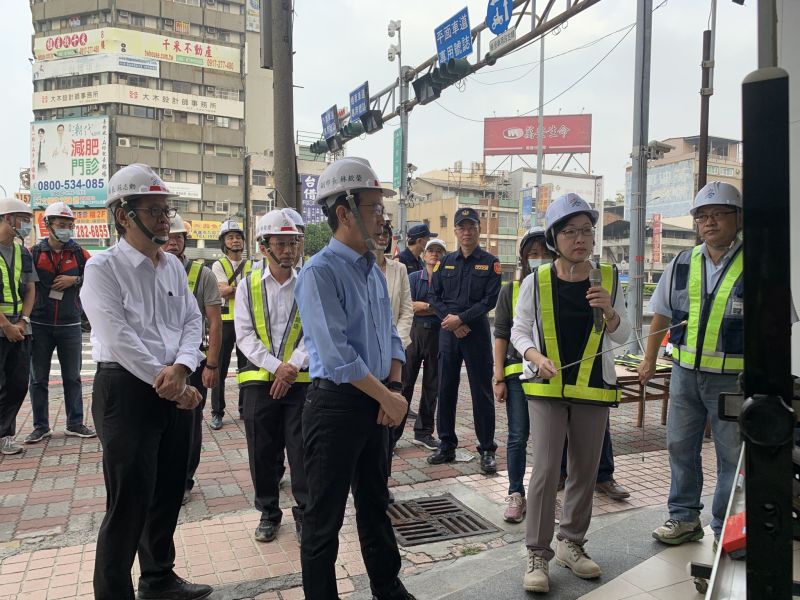 ▲因應高雄市區鐵路地下化,高市副市長林欽榮今天前往民族陸橋機車道拆除工地視察。(圖/高市工務局提供)