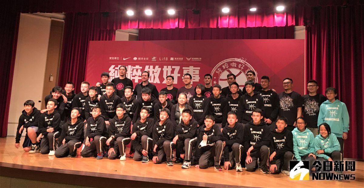 ▲黃金世代球員林志傑、田壘、楊敬敏、陳世念及曾文鼎和籃球博士鄭志龍與共同創立「純粹做好事」，今(23)日第一階段最後一站在龍門國中舉行媒體分享會，並宣布即將展開第二階段計畫。（圖／鍾東穎攝 ,2020.11.23）