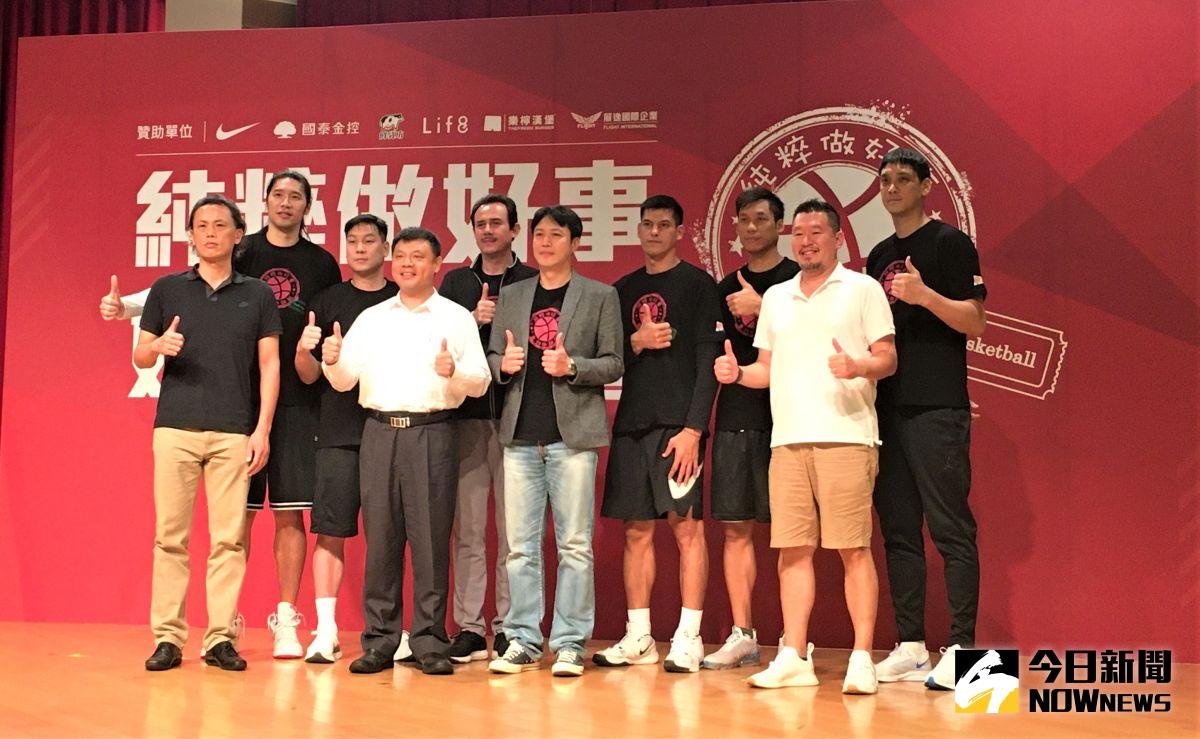 ▲黃金世代球員林志傑、田壘、楊敬敏、陳世念及曾文鼎和籃球博士鄭志龍與共同創立「純粹做好事」，今(23)日第一階段最後一站在龍門國中舉行媒體分享會，並宣布即將展開第二階段計畫。（圖／鍾東穎攝 ,2020.11.23）