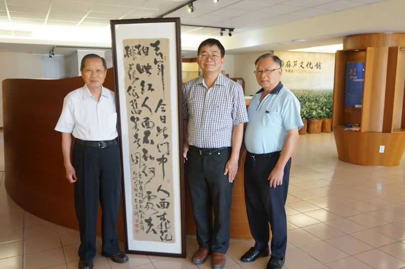 ▲書法家石遠誠捐贈以麻布材料書寫的「題都城南莊」作品給萬和宮麻芛文化館收藏。(圖/萬和宮提供)