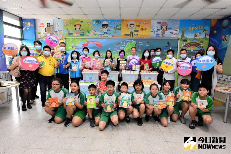 ▲團法人頂新和德文教基金會成立英文愛的書庫,10所受贈國中小學到溪湖鎮湖西國小參加書庫揭牌典禮。(圖/記者陳雅芳攝,2020.11.23)