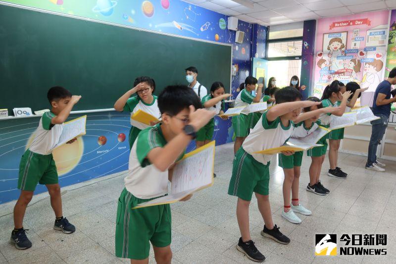 ▲湖西國小學童用英文合唱民謠表現教學成果。(圖/記者陳雅芳攝,2020.11.23)