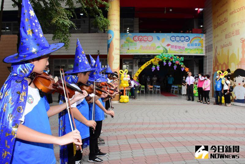 ▲湖西國小學童提小提琴演奏歡樂頌，為活動揭開序幕。（圖／記者陳雅芳攝，2020.11.23）