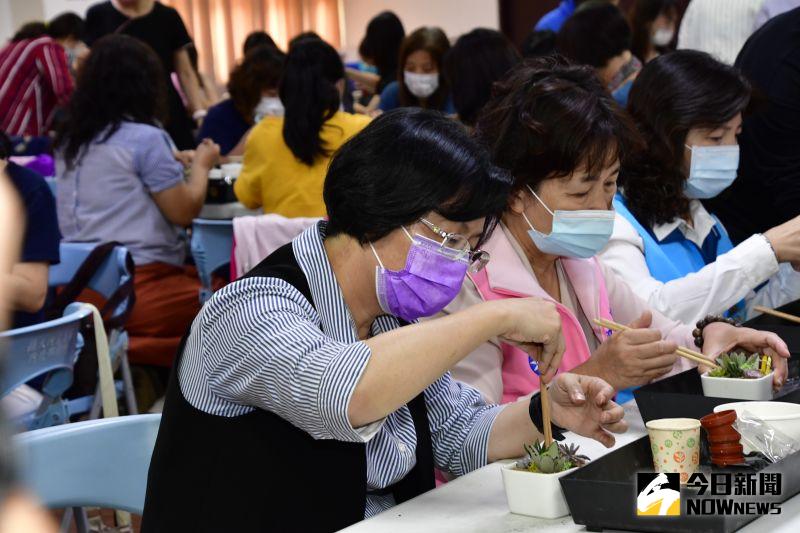 ▲彰化縣綠美化園藝治療活動第一場從溪湖開始,縣長王惠美參加種植體驗。(圖/記者陳雅芳攝,2020.11.23)