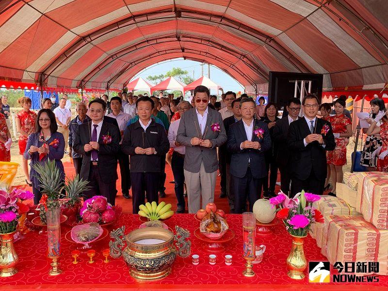 ▲全台首座漁電共生案場動土典禮,由台鹽董事長陳啟昱、台泥董事長張安平、嘉義縣長翁章梁、能源局主秘翁素貞、漁業署副署長林國平等人共同祈福。(圖/記者陳惲朋攝)