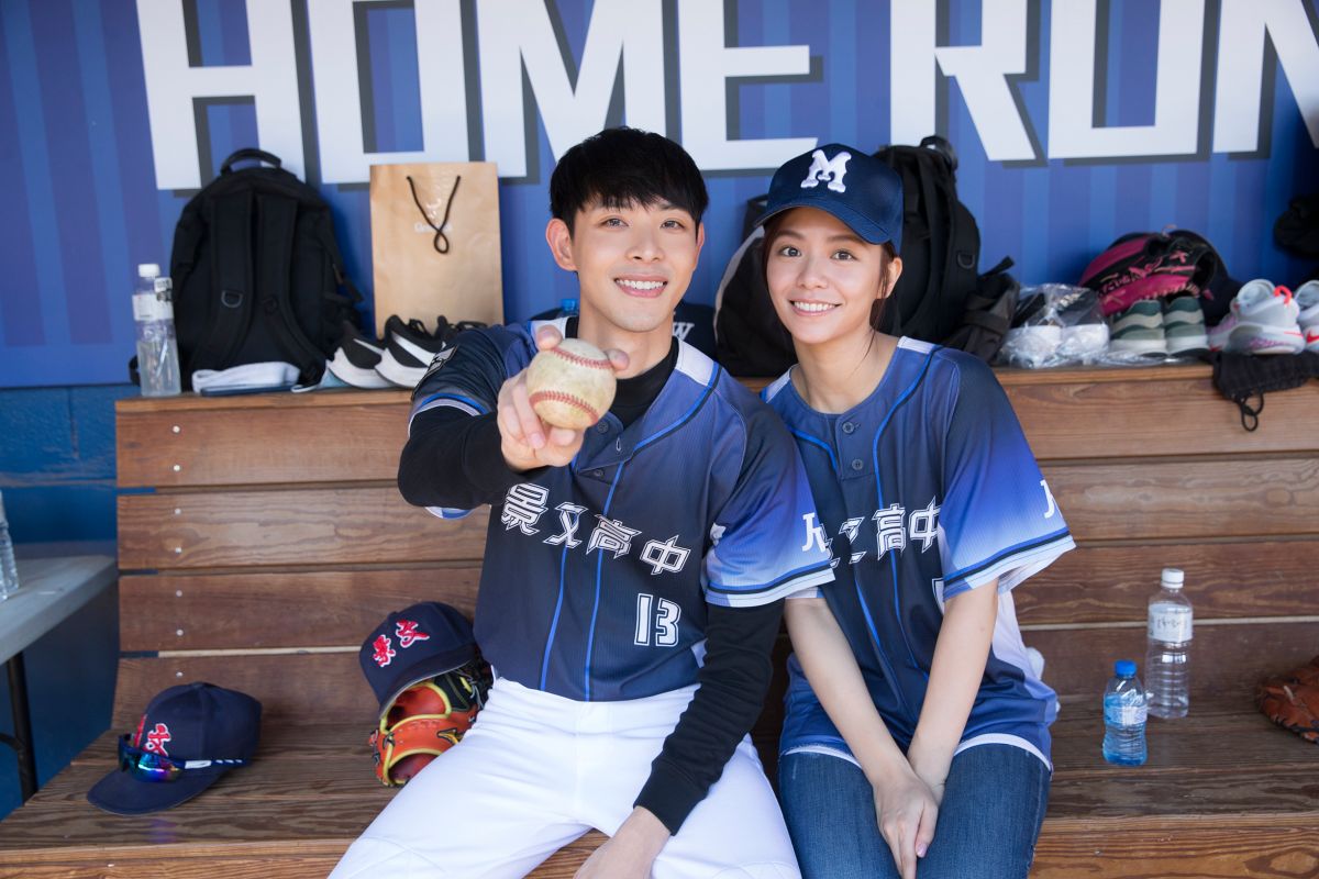 ▲連晨翔（左）的新歌《走遠了》MV，邀來宋芸樺演出。（圖／華納音樂提供）