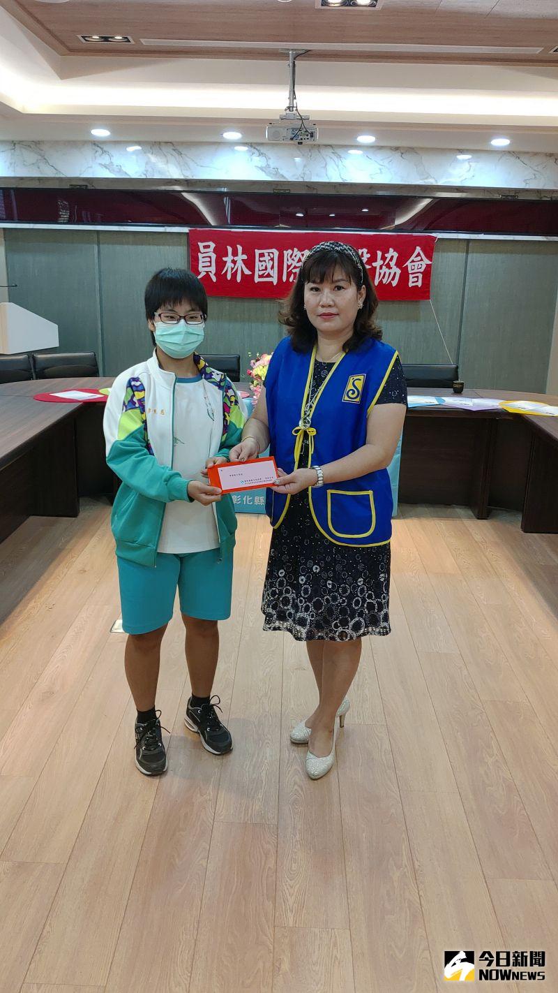 ▲國際蘭馨交流協會為幫助員林農工認真努力的學生安定就學,今年特別提供日校10人、進修部1人等11名學生每人2000元助學金,協助學生。(圖/記者陳雅芳攝,2020.11.23)