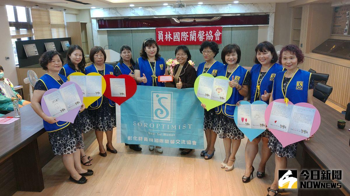 ▲國際蘭馨交流協會致贈獎助學金給員林農工學生，不讓弱勢兒因家庭經濟問題，向夢想妥協，接受助學金的學生也寫卡片致謝。（圖／記者陳雅芳攝，2020.11.23）