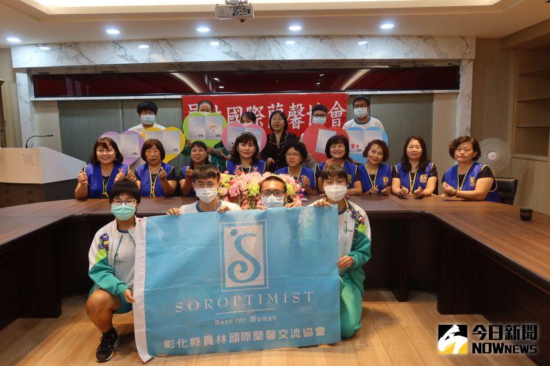 ▲為避免弱勢生為錢煩惱,蘭馨會員們以媽媽般的愛心讓弱勢學生安心就學,真的是人間菩薩。(圖/記者陳雅芳攝,2020.11.23)