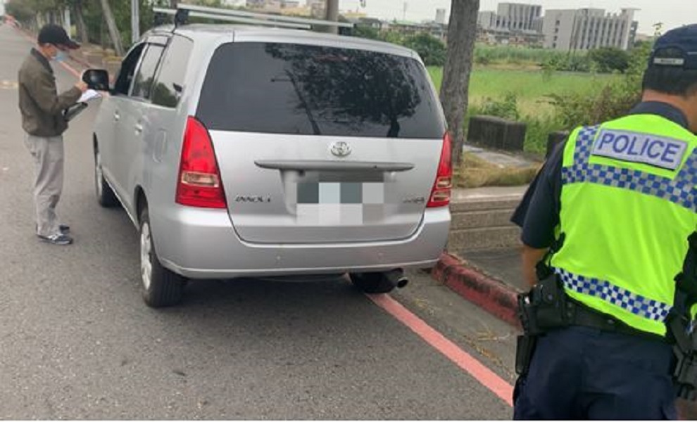 ▲在嘉義高鐵站違規攬客的白牌車遭監理及警方聯手取締。(圖／嘉義區監理所提供）