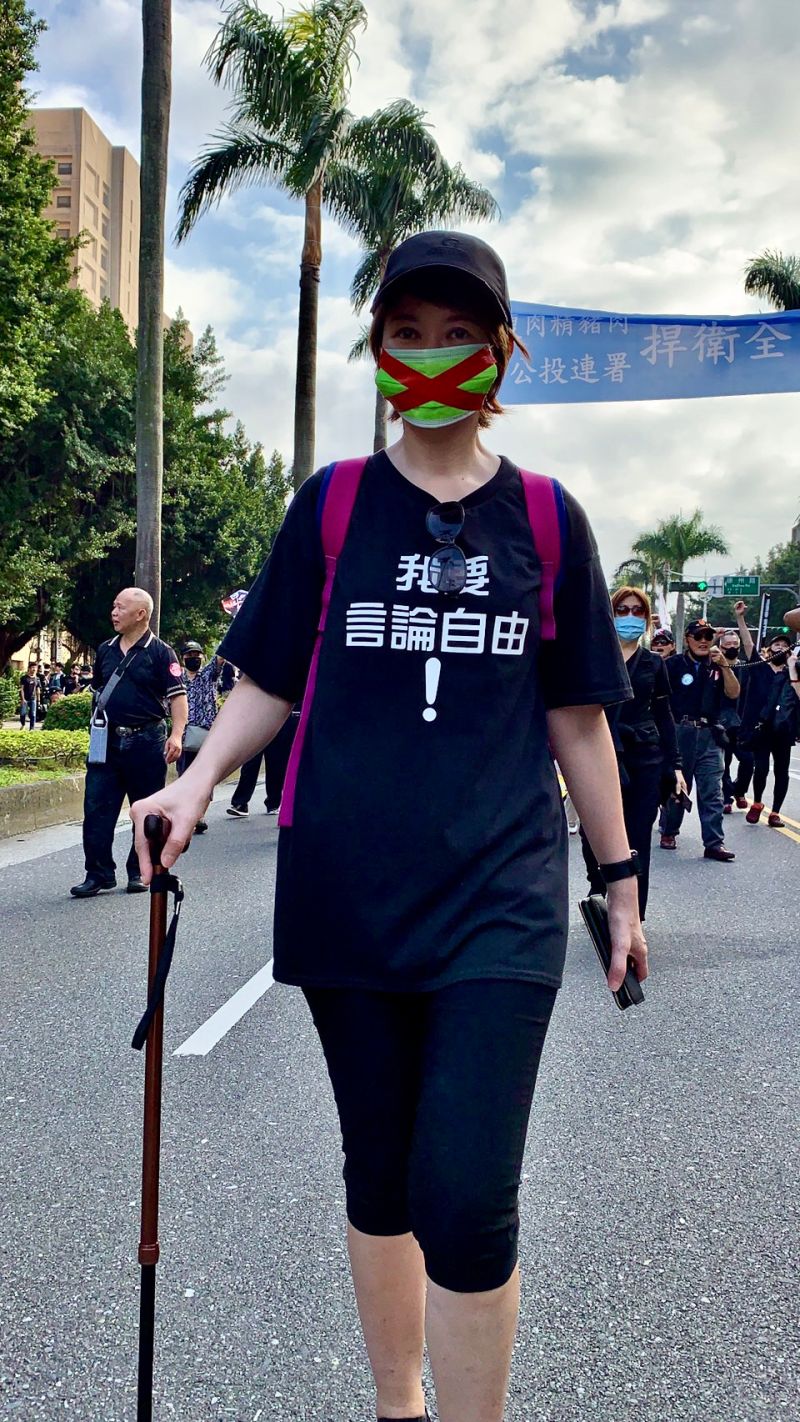 ▲盧秀芳腳趾骨折仍現身秋鬥。(圖/中天提供)