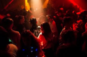 ▲男網友發文指出「夜店咖」女友近日和他爭吵完,不僅已讀不回一天,竟還去夜店和兩名陌生男子接吻,讓他徹底死心。(示意圖,圖中人物與文章中內容無關/取自unsplash) ▲一個人散發的氣質、態度會影響他人的看法,如果總是散發出玩咖氣息,就容易吸引到也是愛玩的人。(示意圖/取自unsplash)