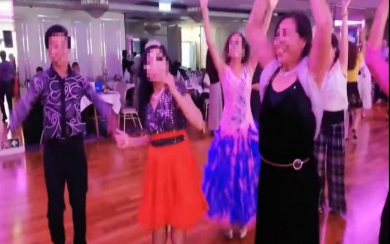 ▲根據香港媒體報導，「跳舞群組」的新冠病毒傳播鏈正在擴大，而網上盛傳本月在某宴會廳舉辦生日會，多人未戴口罩一起熱舞的影像也引起熱議。（圖／翻攝自巴士的報）