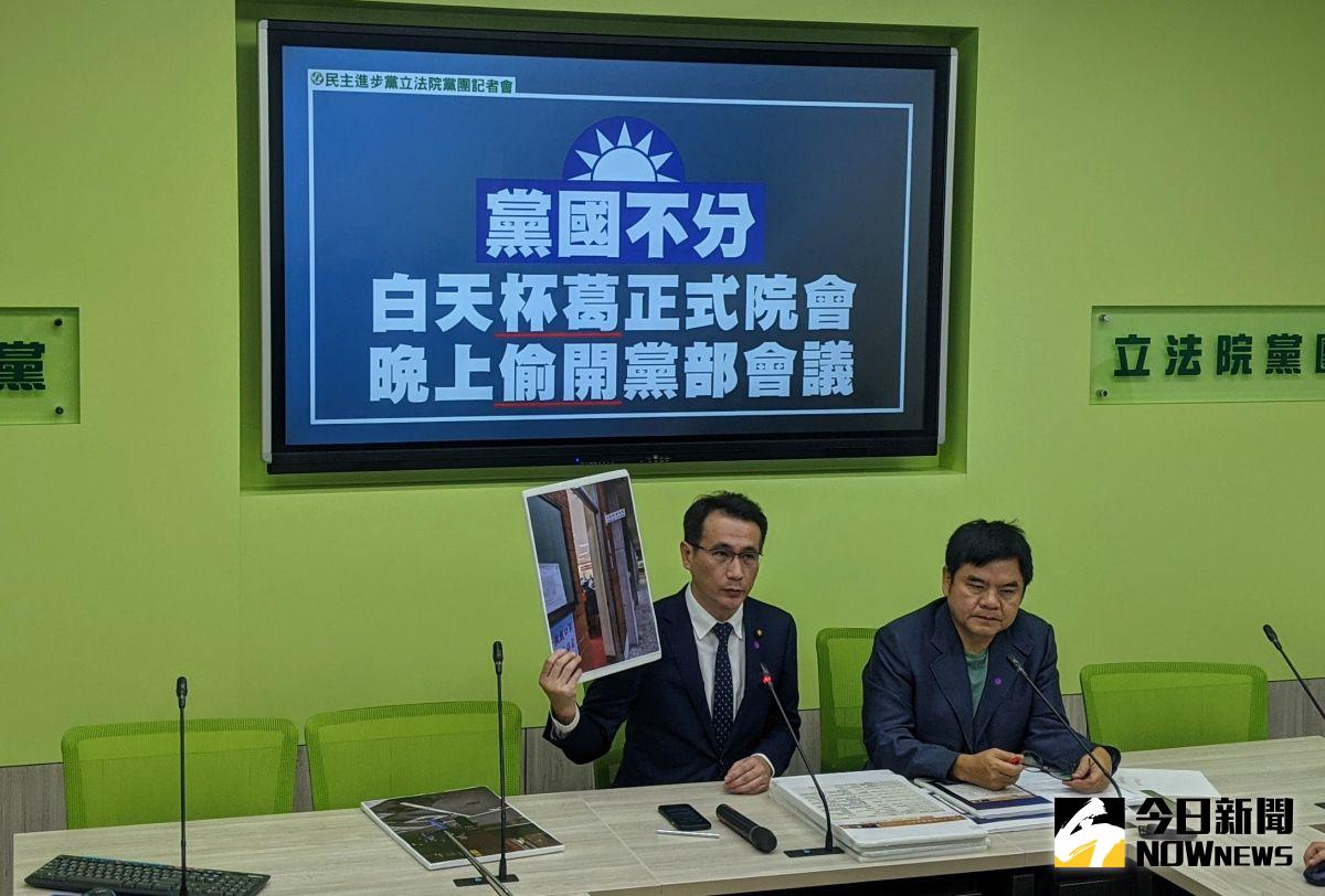 ▲民進黨立院黨團幹事長鄭運鵬質疑國民黨北市黨部佔用立法院會議室開會，他批評「黨國不分」。（圖／記者鄭宏斌攝，2020.11.24）