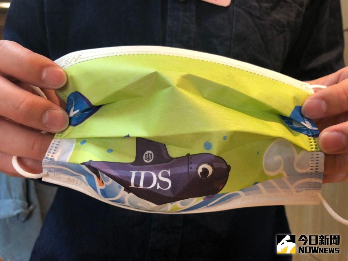 ▲台船為了24日的「潛艦國造建造案開工典禮」特別請口罩廠製作「潛艦國造」口罩，相當吸睛。（圖／記者劉育辰攝）