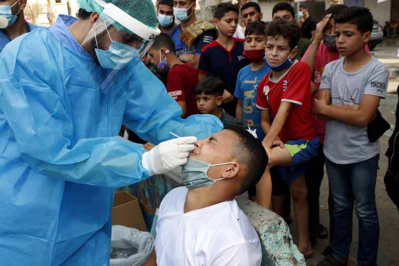 ▲中東的巴勒斯坦衛生官員今天表示，加薩地區人口稠密，感染新冠病毒的人愈來愈多，疫情正在失控。（圖／美聯社／達志影像）