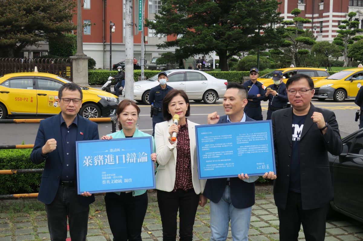 ▲國民黨一級主管、民意代表24日上午到總統府遞辯論邀請。　（圖／國民黨提供）