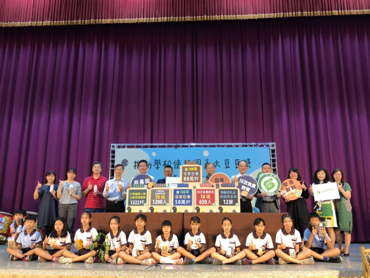 ▲農糧署副署長姚志旺(中)及台南市教育局副局長王崑源與開元國小學童對國產豆漿入校園表示開心（圖／記者林怡孜攝，2020,11,24）