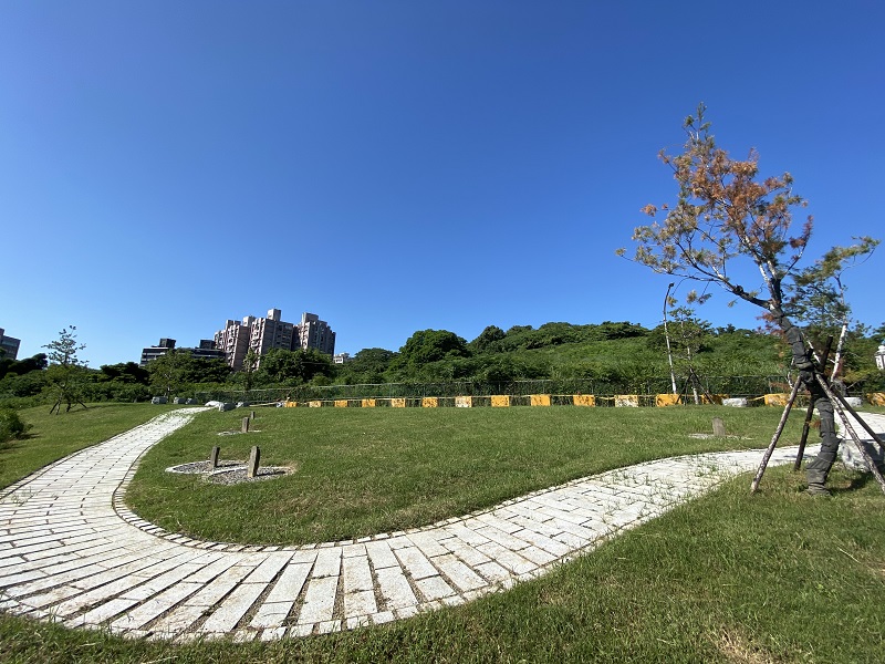 ▲「滬尾湖南勇古墓」一度頹傾，在今年8月修復完成。預計12月1日正式對外開放。(圖/淡水古蹟博物館提供)