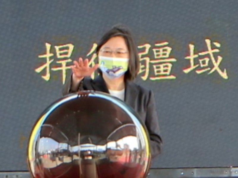 ▲總統蔡英文按雷射球啟動潛艦製造廠房大門,見證台船公司在潛艦產線製程上的能量。(圖/台灣國際造船提供,2020.11.24)