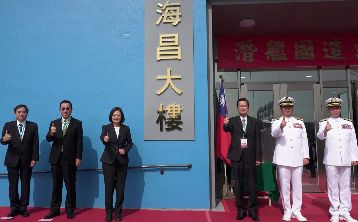 ▲去年11月24日，總統蔡英文(中)為潛艦國造建造案之設計及行政大樓揭牌。(圖／台灣國際造船提供)