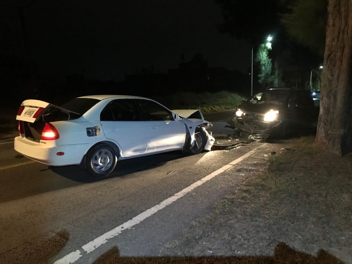 ▲超車抓錯時機，金門兩自小客車正面撞擊。(圖/金城分局提供)