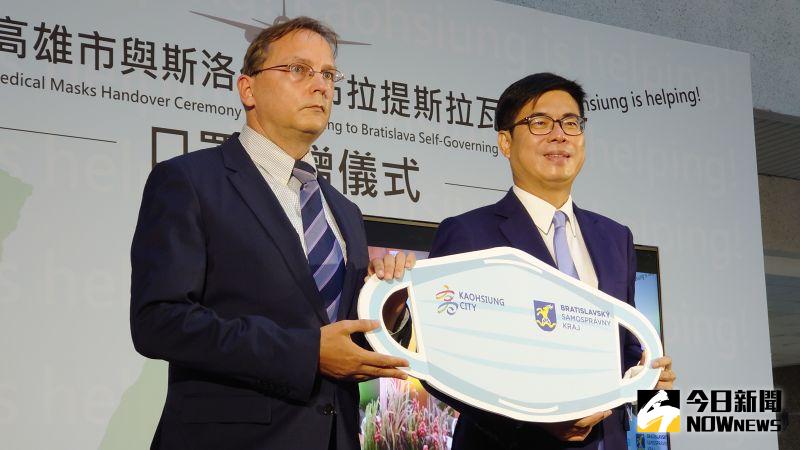 ▲高雄市長陳其邁將口單造型手舉牌遞給斯洛伐克經濟文化辦事處博塔文(Martin