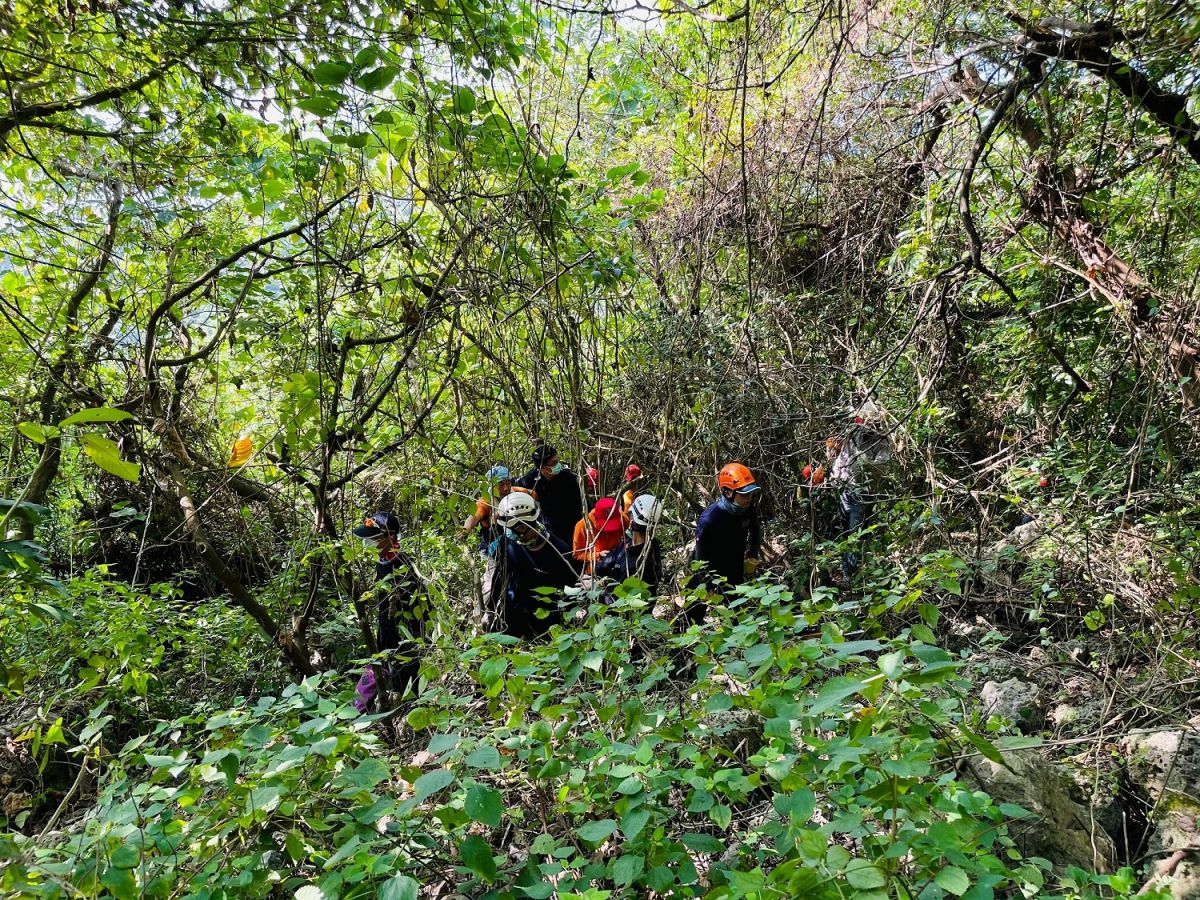 ▲中鋼運通主管登柴山失縱8日今天在觀海崖下尋獲遺體，警方研判應已死亡多天，可能失足摔落，後續待檢警相驗。(圖／高市消防局提供)
