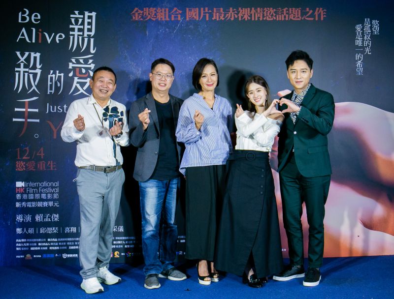 ▲（左起）鄭志偉、導演賴孟傑、黃采儀、邱偲琹與鄭人碩，出席媒體茶敘。（圖／威視）