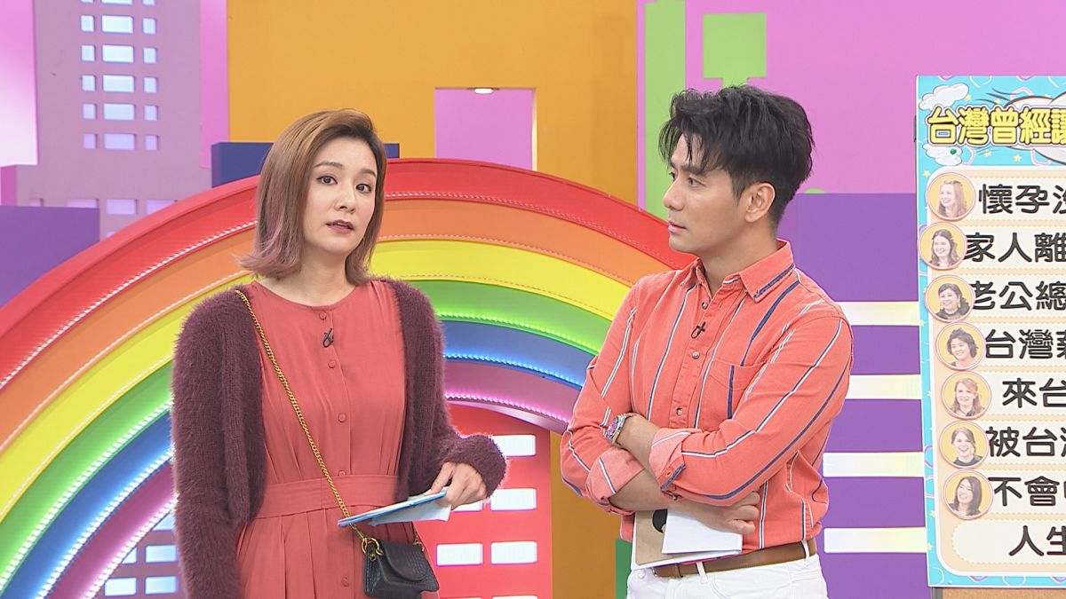 ▲莎莎（左）主持外景的菜鳥時期遭白眼。（圖／八大提供）