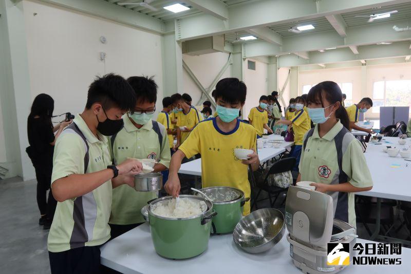 ▲太好吃!三光米公司所準備四大鍋的「白米飯」讓這一群平日不愛吃米飯學生給吃見鍋底。(圖/記者陳雅芳攝,2020.11.24)