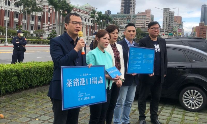 ▲國民黨文傳會主委王育敏、副秘書長李彥秀,以及革命實踐研究院長羅智強等人,24日上午前往總統府遞交辯論邀請函。(圖/記者丁上程攝.2020.11.24)