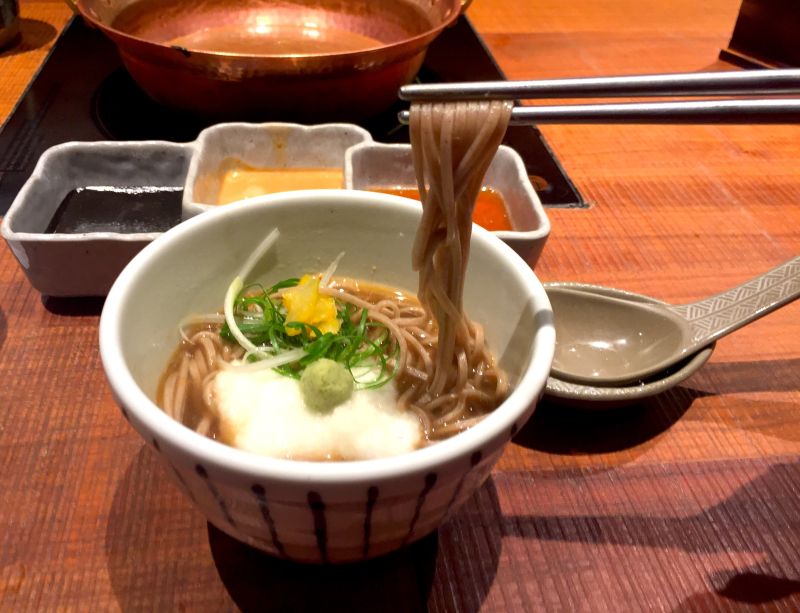▲「延壽蕎麥麵」,象徵著切斷今年的厄運、迎接美好的一年。(圖/記者黃仁杰攝)
