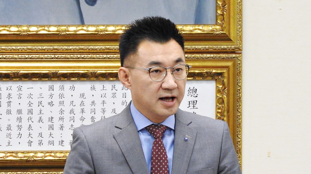 ▲國民黨主席江啟臣25日在國民黨中常會上回應蔡英文主席，指出辯論不是質詢，強調這是兩回事，「蔡不要繼續躲在行政院官員背後」。（圖／記者陳弘志攝，2020.11.25）