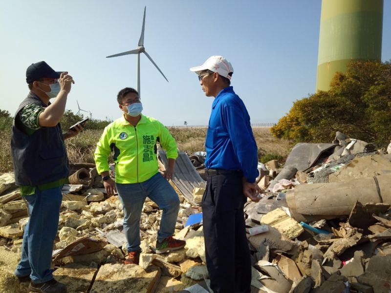 ▲中市大安龜殼生態園區旁風力發電機附近遭不肖份子偷倒廢棄物。(圖/施志昌提供2020.11.25)