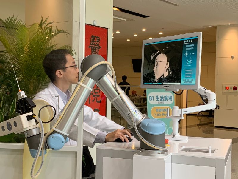 科技防疫!自動鼻咽採檢機器人 精準採檢新冠肺炎