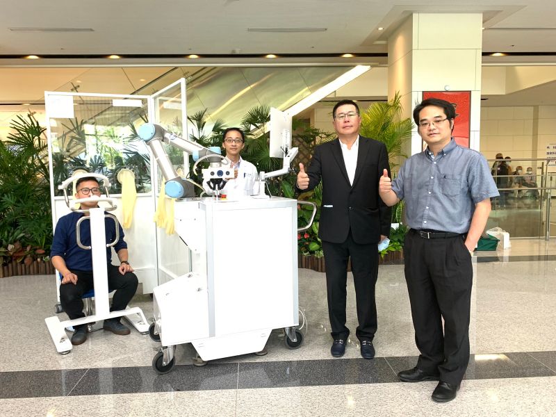▲中國醫藥大學新竹附醫和鈦隼生物科技合作,完成「自動鼻咽採檢機器人」的臨床實驗,院長陳自諒為「自動鼻咽採檢機器人」台灣衛福部臨床實驗申請案總主持人(圖中)。(圖/記者金祐妤攝,109.11.25)