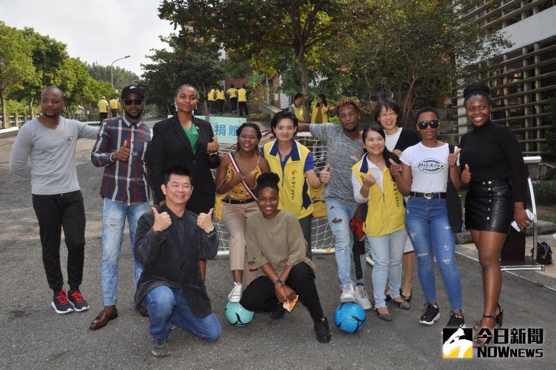 ▲大亨通商公司陳登癸董事長(前排左一)捐贈20座足球門到非洲,中州科大非洲外籍生皆感受到學校的用心與愛心。(圖/記者陳雅芳攝,2020.11.25)
