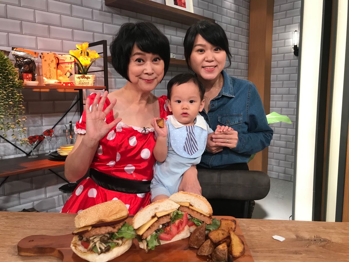 ▲王月（左起）和探班的孫子阿侖、女兒妹子合照。（圖／年代提供）