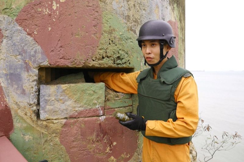▲金防部未爆彈處理小組人員表示,未爆彈被放置在碉堡射口。(圖/記者蔡若喬攝)