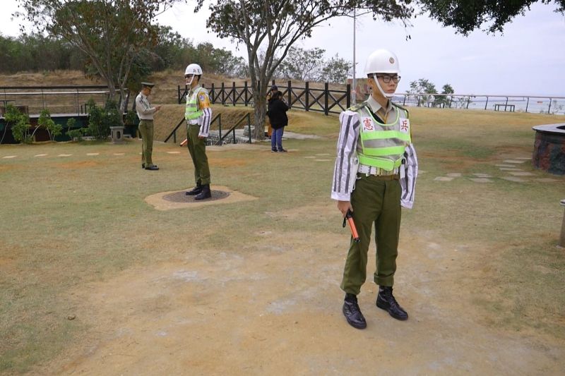 ▲金門憲兵隊到場進行交管,防止遊客意外闖入。(圖/記者蔡若喬攝)